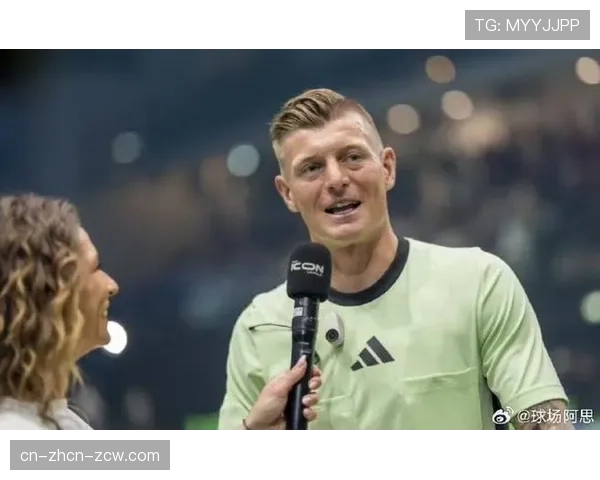 替补席上的传奇：克罗斯现身勒沃库森主场观看弟弟比赛